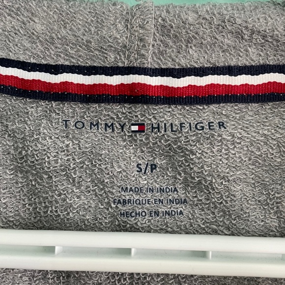 Bundle 4 for $20 Tommy Hilfiger Cropped Grey Sweater - Picture 3 of 4
